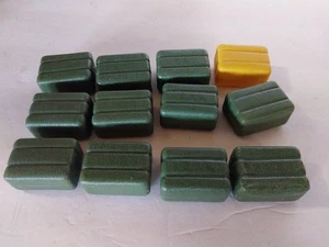 ERTL Farm Country - 12 balle di paglia in plastica, 11 verde 1 giallo - Foto 1 di 5