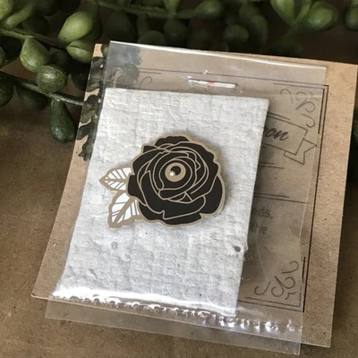 Prendedor de solapa de globo ocular rosa espeluznante negro y plateado ~ Flor de miércoles bruja gótica ~ NUEVO Foto 1 de 3