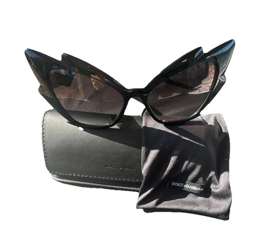 Óculos de sol feminino Dolce & Gabbana Statement preto e dourado - Imagem 1 de 4