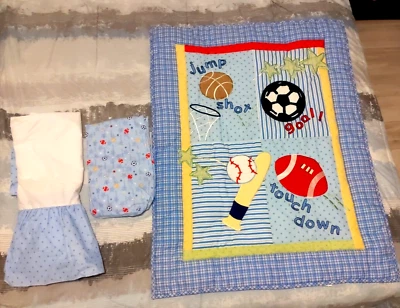 Conjunto de berço colcha cobertor Just Born azul salto tiro gol touchdown bolas esportivas - Imagem 1 de 4