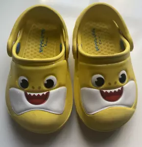 Nickelodeon Pinkfong Baby Shark Clogs Toddler Size 6/7 Unisex Yellow Slip-on - Picture 1 of 11