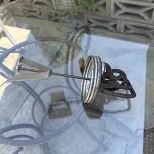 ANTIGUA TAPA TARRO BATIDORA MANTEQUILLA MANIVELA TORNILLO SUPERIOR ATURDIDO? TAPA METAL MADERA 5.5" - Imagen 1 de 10