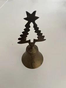 "Campana tallada a mano de árbol de Navidad y estrella vintage de latón de 5,5""" - Imagen 1 de 9