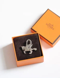 Excellent Pegasus Motif Cadena Lock Bag Charm Silver - Picture 1 of 6