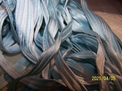 Ancien ruban en soie bleu ciel. Superbe. Art Déco. Vendu au mètre. N°153 - Photo 1/4