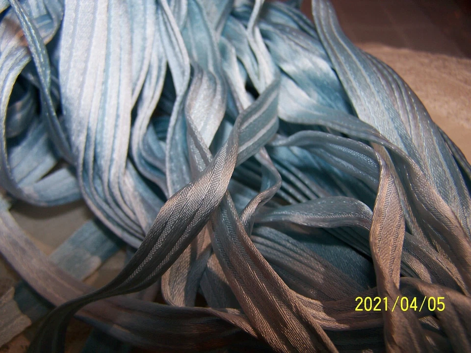 Ancien ruban en soie bleu ciel. Superbe. Art Déco. Vendu au mètre. N°153 - Photo 1/4