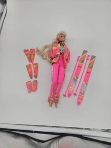 VINTAGE BARBIE SKI FUN PARTY MATTEL 1991 mit OUTFIT ANZUG SKI HALSKETTE 75111   - Bild 1 von 6