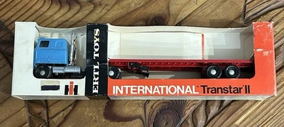 Escala 1/64 International Transtar II Flat Bad Semi.  La caja muestra desgaste.  #1358. Foto 1 de 4