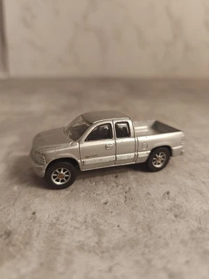 Chevrolet Silverado 1500 diecast escala 1/64 Maisto con enganche de remolque Foto 1 de 4