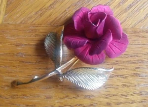 Broche prendedor vintage cerrito chapado en oro esmalte rojo flor rosa. - Imagen 1 de 5