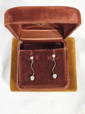 Pendientes colgantes de circonita cúbica de circonita cúbica con corazón de oro amarillo de 14k. Delicado formal nupcial Foto 1 de 4