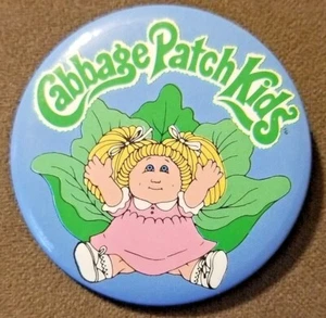 Vintage 1980er Kohl Patch Kinder 2" Pin Zurück Knopf Mädchen Puppe gelbe Haare CPK - Bild 1 von 4