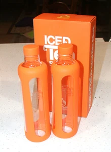 TEAVANA GESCHENKSET 2 EISTEE GLASFLASCHEN GESCHENKSET mit SILIKONTRICHTER 20 OZ - Bild 1 von 5