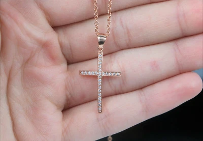 $1,950 Collar Cadena Colgante Religioso Cruz Diamante Redondo Oro Rosa 14K Foto 1 de 4