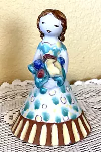Statuina vintage Larholm Norvegia arte ceramica ragazza in abito che tiene fiori 5"x3,5" - Foto 1 di 6