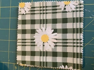 20 - 5” X 5” Green Plaid Moda Fabric Squares With White Daisies - Picture 1 of 2