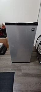 RCA Igloo Arctic Air 3.2 cu ft Mini Refrigerator Fridge Stainless Steel  - Picture 1 of 5