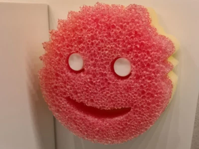 Soporte de esponja montado en la pared Scrub Daddy or Mommy | Soporte de pared Scrub Daddy Fregadero Foto 1 de 4