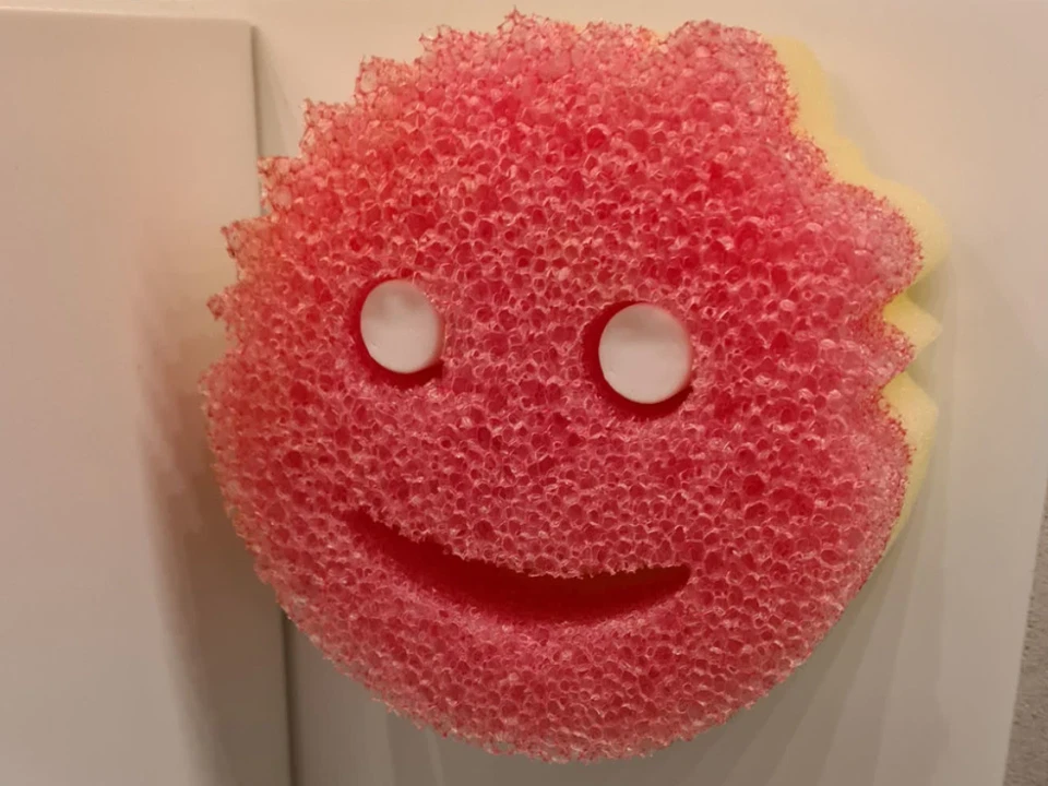 Soporte de esponja montado en la pared Scrub Daddy or Mommy | Soporte de pared Scrub Daddy Fregadero Foto 1 de 4