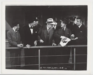 Foto fija 8x10 de Warren William & Eric Blore & Hall & Kelsey 1941 Lone Wolf - Imagen 1 de 2