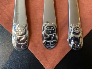 Kinderbesteck Edelstahl "Kleiner Panda", 3 Teilig mit Bio-Dreieckstuch - Bild 1 von 2