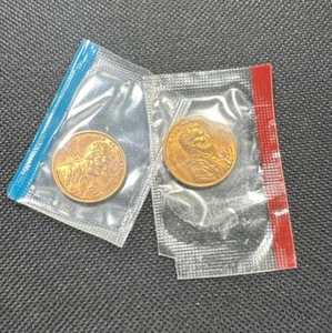 1977 P & D Lincoln Cent Penny 2 Coins from US Mint Uncirculated Set BU Cello - Picture 1 of 2