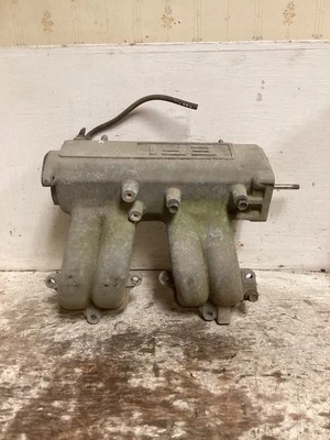 1989-1995 Toyota Pickup 4Runner 22RE Engine Upper Intake Manifold  - Image 1 of 4