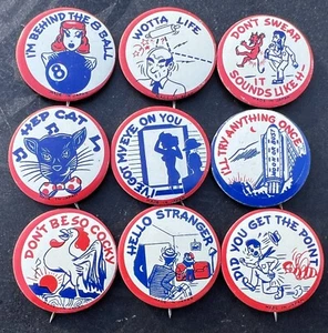 1950er Vintage Neuheit Set 9 Pin-Back Buttons - einige riskant - alter Ladenbestand - Bild 1 von 12