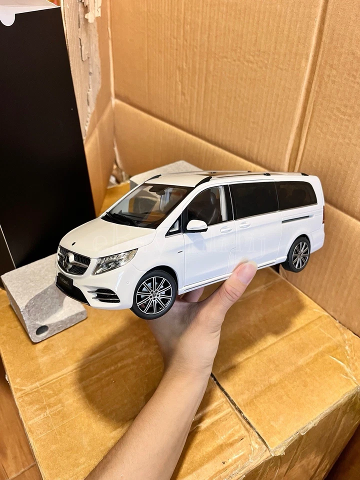 Modelo de coche Mercedes-Benz Clase V LWB blanco diecast escala 1:18 Foto 1 de 4