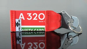 Air Berlin A320 Schlüsselanhänger by FlapsFive Safety Card original Aviation   - Imagen 1 de 2