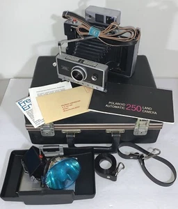 Kit fotocamera terrestre Polaroid Automatic 250 vintage con cover, custodia, cinturini, LEGGERE BENE - Foto 1 di 12