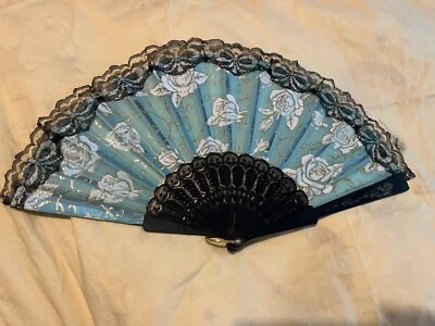 Abanico de mano de encaje negro y flor azul Foto 1 de 4