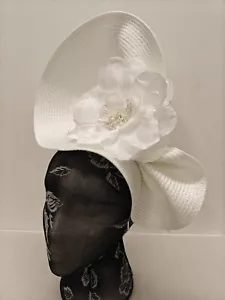 Flor Blanca Grande Paja Fascinador Sombrerería Burlesque Diadema Boda Sombrero - Imagen 1 de 3