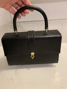 Vintage schwarze 50er Jahre Handtasche oberer Griff goldene Details tolles Futter *SCHNELLER VERSAND* - Bild 1 von 8