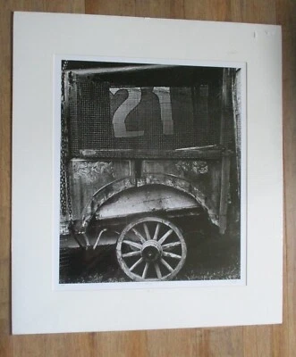 Оригинальная черно-белая фотография с подписью AP КОЛЕСО ЦИРКОВОГО ВАГОНА 18 1/2 дюйма x 22 1/2 дюйма  - Изображение 1 из 4