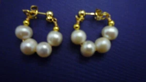 SUPERBES CREOLES DOREES 4 PERLES EAU DOUCE BLANCHES 7MM/NEUF - Imagen 1 de 2