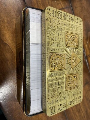 Yu-Gi-Oh! Mega Lata 2022 Lata de los Dioses del Faraón Lata con Tarjetas (leer) Almacenamiento de Tarjetas Foto 1 de 4