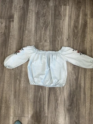 Blusa GUESS Crop Top Off The Shoulder - Bordada Floral - Tamanho Pequeno - Imagem 1 de 4