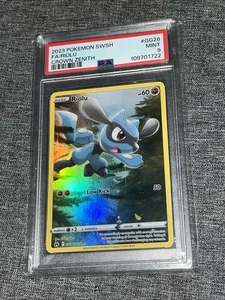 2023 POKEMON SPADA E SCUDO CORONA ZENITH #GG26 FULL ART/RIOLU PSA 9 COME NUOVO - Foto 1 di 2