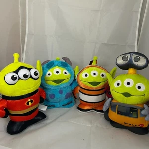 Alieni Disney vestiti da Wall-E, Nemo, Mr. Incredible, and Monsters Inc. - Foto 1 di 14