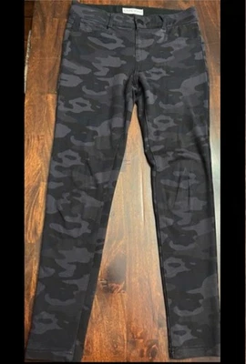 Pantalones camuflados negros Knox Rose para mujer talla pequeña Foto 1 de 4