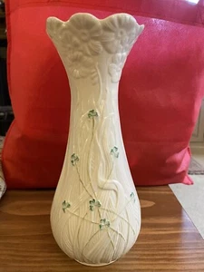 Vintage 10,5" Belleek handbemalt Kleeblatt Muster Gänseblümchen große Vase 1932 keine Chips - Bild 1 von 7
