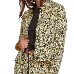 NWT Volcom Frochickie Leopard Print Jacket - Picture 1 of 12