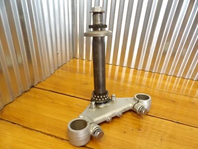 88-18 Yamaha Virago Vstar XV250 ÁRVORE TRIPLA INFERIOR / BRAÇADEIRA DE GARFO 2UJ-23340-21-00 - Imagem 1 de 4