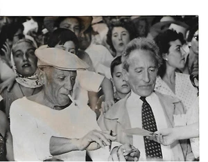 PABLO PICASSO neben JEAN COCTEAU OPFER Der AUTOGRAMMJÄGER ORIGINAL PRESSE PHOTO - Bild 1 von 2