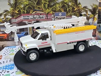 Camiones de trabajo utilitarios eléctricos ComEd de colección DG Productions International GMC RAROS Foto 1 de 4