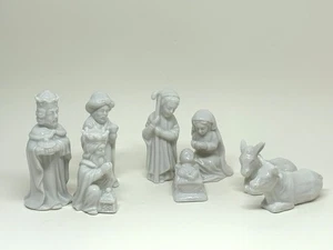 Kleine Vintage 8-teilige weiße Keramik Porzellan Weihnachtskrippe - Bild 1 von 10