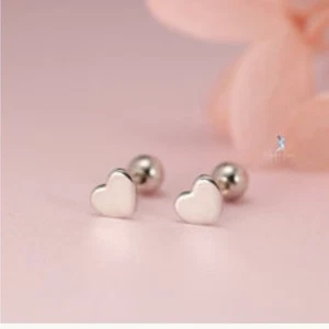 Pendientes de plata de ley pequeños corazón tornillo trasero nuevos sin etiquetas - Imagen 1 de 8