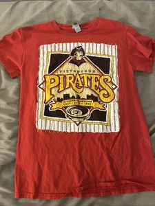 T-shirt Pittsburgh Pirates vintage retrò rovescio MLB anni 90 taglia small - maglietta rossa - Foto 1 di 1