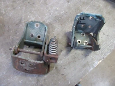 1981 Chevrolet Malibu 4 door PASSENGER FRONT upper lower door hinge pair set - Image 1 of 3